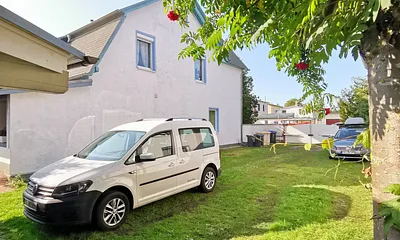 Der Parkplatz der Wohnung befindet sich direkt vor dem Fenster.