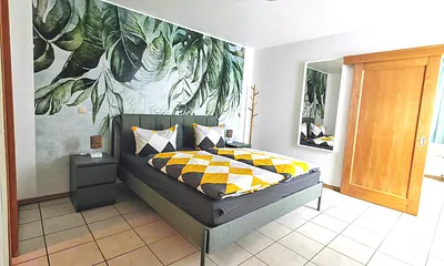 Im Schlafzimmer gibt es ein Doppelbett mit 2 Einzelmatratzen ( 90 x 200), einen Kleiderschrank und einen Fernseher