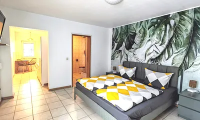 Direkt neben dem Schlafzimmer liegt das Bad. 