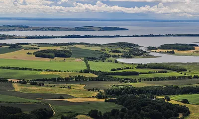 Nachbarort Seedorf und im Hintergrund Mönchgut