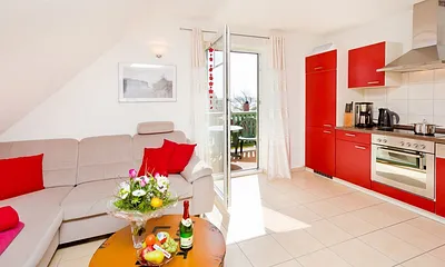 Wohnzimmer mit Ausgang Balkon und Küchenzeile 