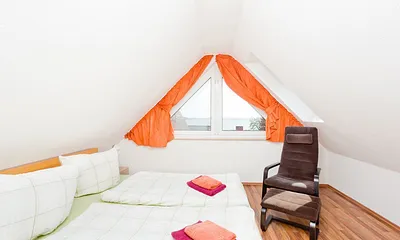 2. Schlafzimmer mit Blick Richtung Wasser