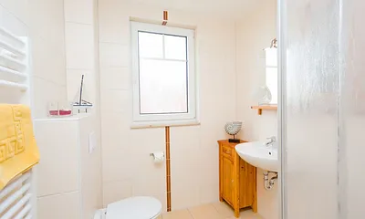 Badezimmer mit Dusche & WC 