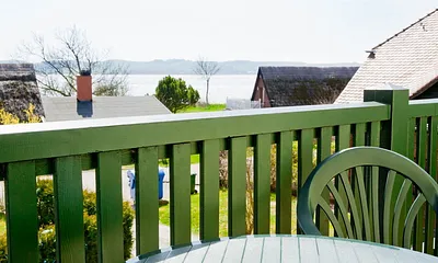 Balkon mit Blick Richtung Wasser
