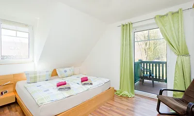 1. Schlafzimmer mit Doppelbett und Ausgang zum Balkon