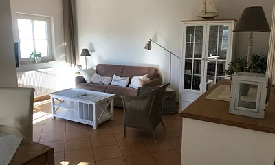 lichtdurchflutetes Wohnzimmer