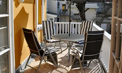 großer sonniger Balkon