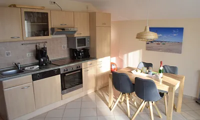 Am gemütlichen Essplatz finden 4 Personen Platz. Die Küchenzeile bietet neben Cerankochfeld und Backofen auch einen Kühlschrank (mit Gefrierfach), Spülmaschine und alle üblichen Haushaltsgeräte. 