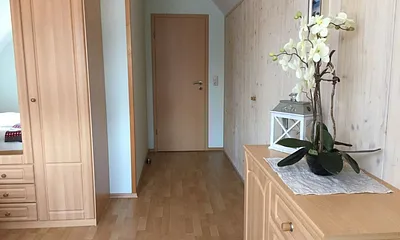 Die Schlafzimmerfenster sind mit Jalousien und Insektenschutz ausgestattet.