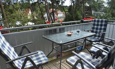 Auf dem schönen großen Balkon mit Südausrichtung kann den ganzen Tag die Sonne genossen werden