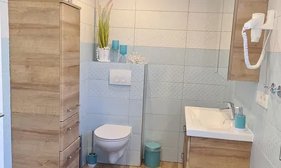 Bad mit Dusche und WC