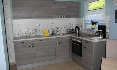 Einbauküche mit Herd und Backofen