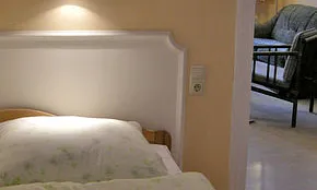 2. Schlafzimmer, 2 getrennte Betten und 1 Gitterbett