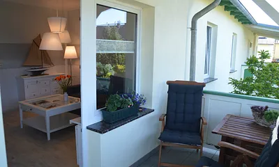 Eingang über die überdachte Terasse