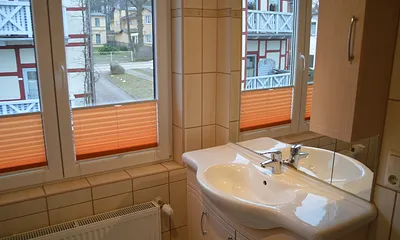 Bad mit Dusche und WC