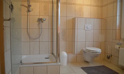 Bad mit Dusche und WC