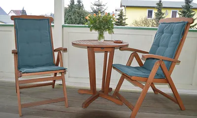 überdachte Terasse mit Blick in den Garten