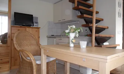 Küchenzeile und Treppe zum Schlafboden