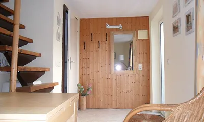 rechts: Eingang, links: Bad