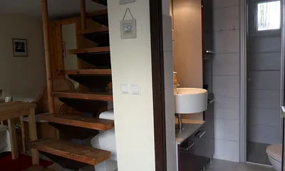 Treppe zum Schlafraum, rechts daneben das Bad