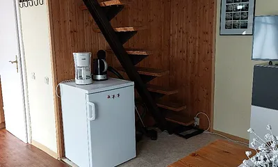 Aufgang zum Schlafraum, links Tür zum Bad mit Dusche  