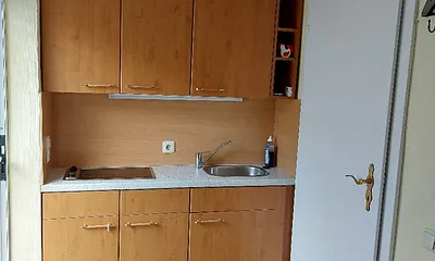 Küchenecke, links ebenerdiger Eingang, Rechts Tür zum Bad