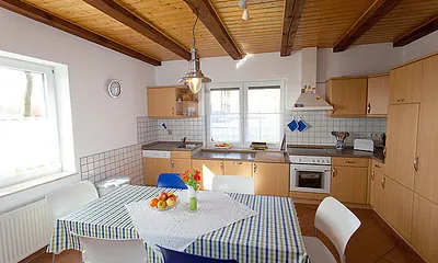 Die geräumige Wohnküche bietet 6-8 Personen Platz. Zusätzliche Stühle finden Sie in der Diele. 