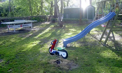 Tischtennis und Kinderecke im Garten