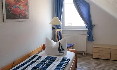 2. Schlafzimmer mit Kojenbett (Unterbett ausziehbar)