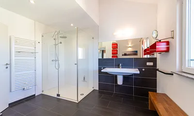 Das große Badmit Regenbrause und WC