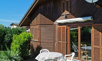 Vorderansicht / Terrasse / Garten 