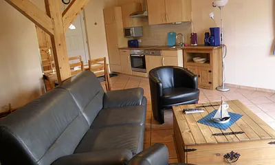 Wohnraum mit Küchenzeile  /  Wohnungen sind identisch