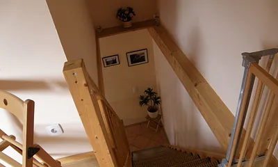 Treppenaufgang zum offenen Schlafraum und zum 2. Schlafraum  /  Wohnungen sind identisch