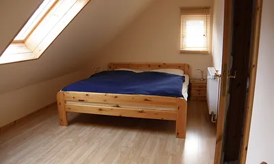 offener Schlafraum Doppelbett  /  Wohnungen sind identisch