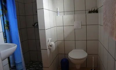 Bad mit Dusche  /  Wohnungen sind identisch