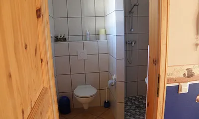 Bad mit Dusche  /  Wohnungen sind identisch