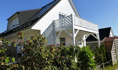 Blick auf das Ferienhaus und dem Seepferdcheneingang unter dem Balkon