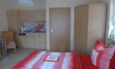 viel Platz für die Urlaubsbekleidung gibt es im Eckschrank