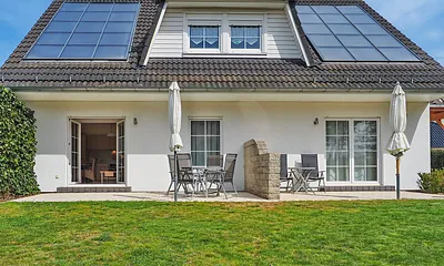 Blick auf das Ferienhaus mit den Sonnenterrassen der FeWo Seestern (links) undSeepferdchen (rechts)