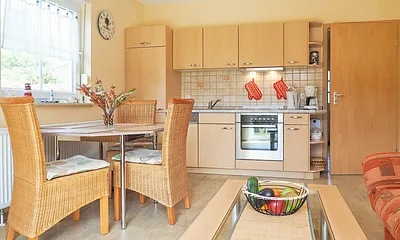 Blick auf die Küchenzeile und den Eßtisch