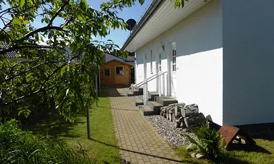 ein Blick hinter das Ferienhaus - jede FeWo hat einen separaten Eingang