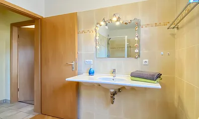 Blick in das Bad mit dem großen Waschtisch. 