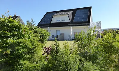 Blick auf das Ferienhaus von der Waldstraße