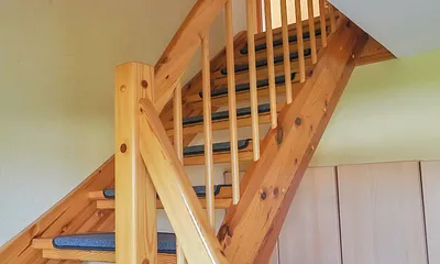 Über den eigenen Wohnungseingang führt die Treppe ins Obergeschoss