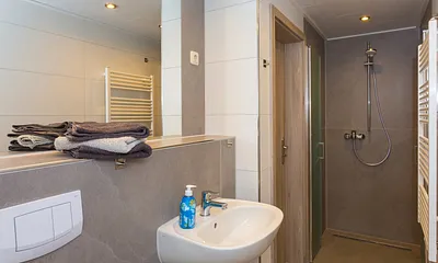 Badezimmer mit ebenerdiger Dusche