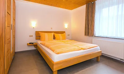 Schlafzimmer mit einem Doppelbett 1,60m x 2,00m und Kleiderschrank