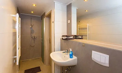 Badezimmer mit ebenerdiger Dusche