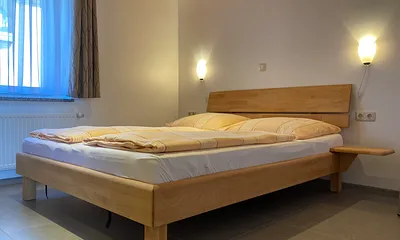 Schlafzimmer mit einem Doppelbett 1,60m x 2,00m und Kleiderschrank