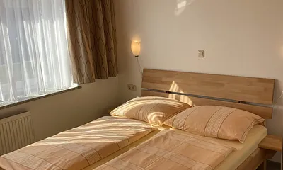 Schlafzimmer mit einem Doppelbett 1,60m x 2,00m und Kleiderschrank
