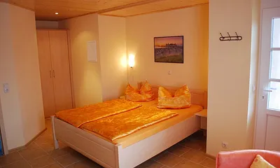 Doppelbett 1,60m x 2,00m und Kleiderschrank